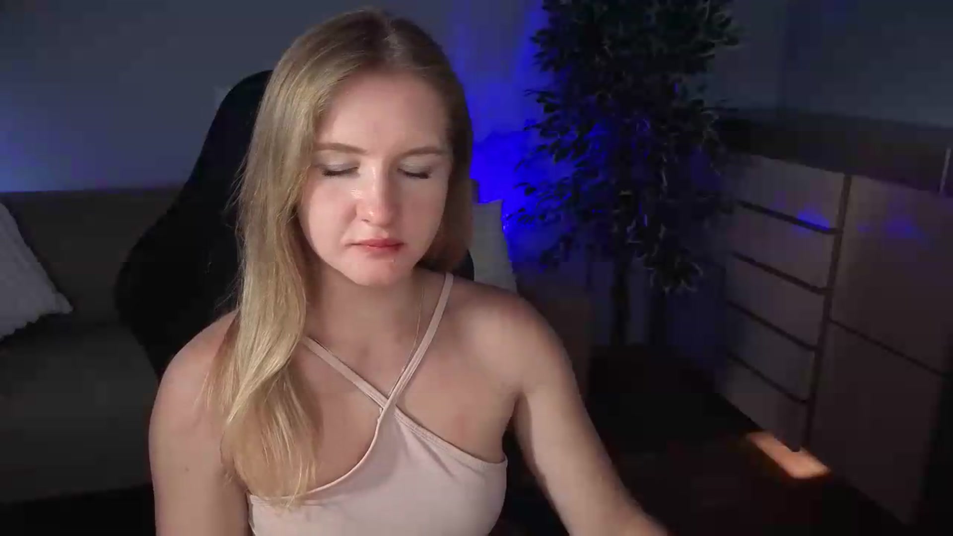 Gallery image thumbnail from AliceSi's myfreecams stream on, 07/09/2026, 17:17 image 3 of 20