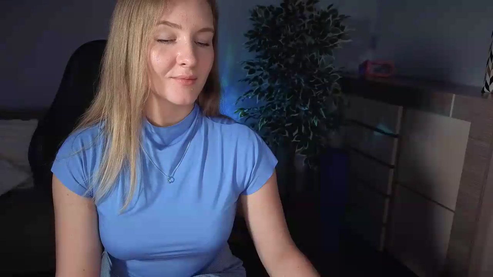 Gallery image thumbnail from AliceSi's myfreecams stream on, 07/18/2026, 14:20 image 15 of 20