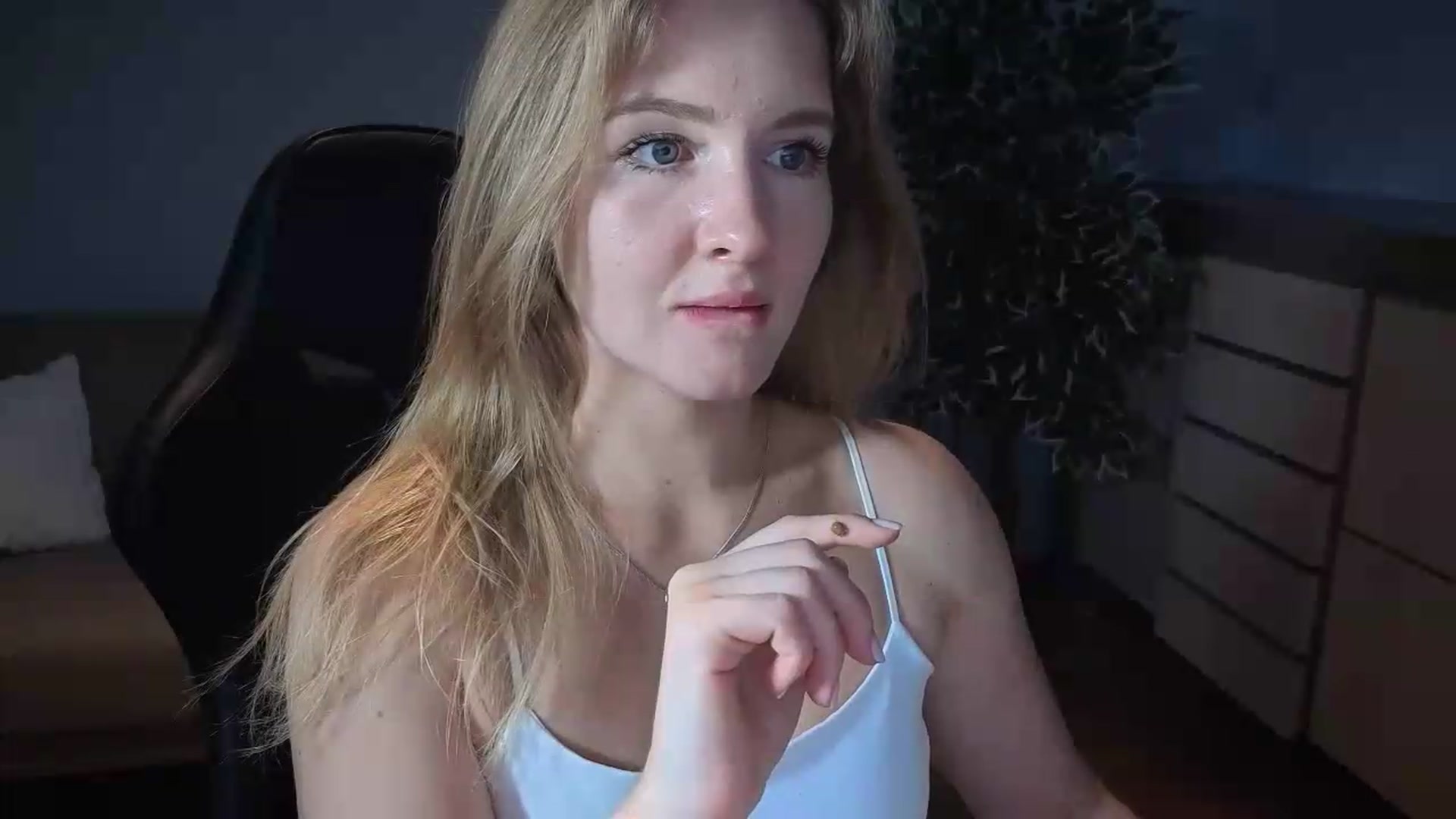 Gallery image thumbnail from AliceSi's myfreecams stream on, 07/19/2026, 14:03 image 11 of 20