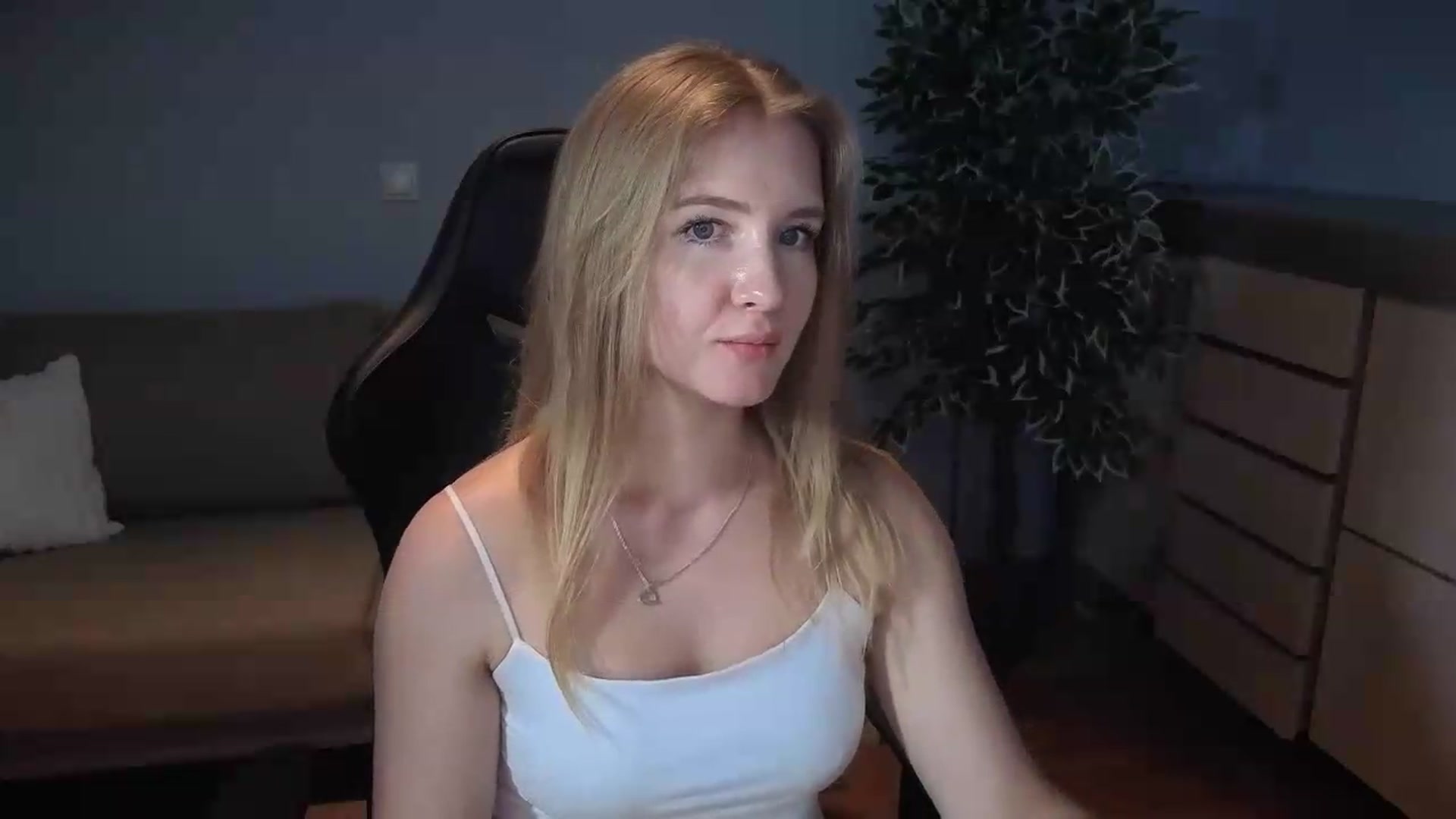 Gallery image thumbnail from AliceSi's myfreecams stream on, 07/19/2026, 15:24 image 19 of 20