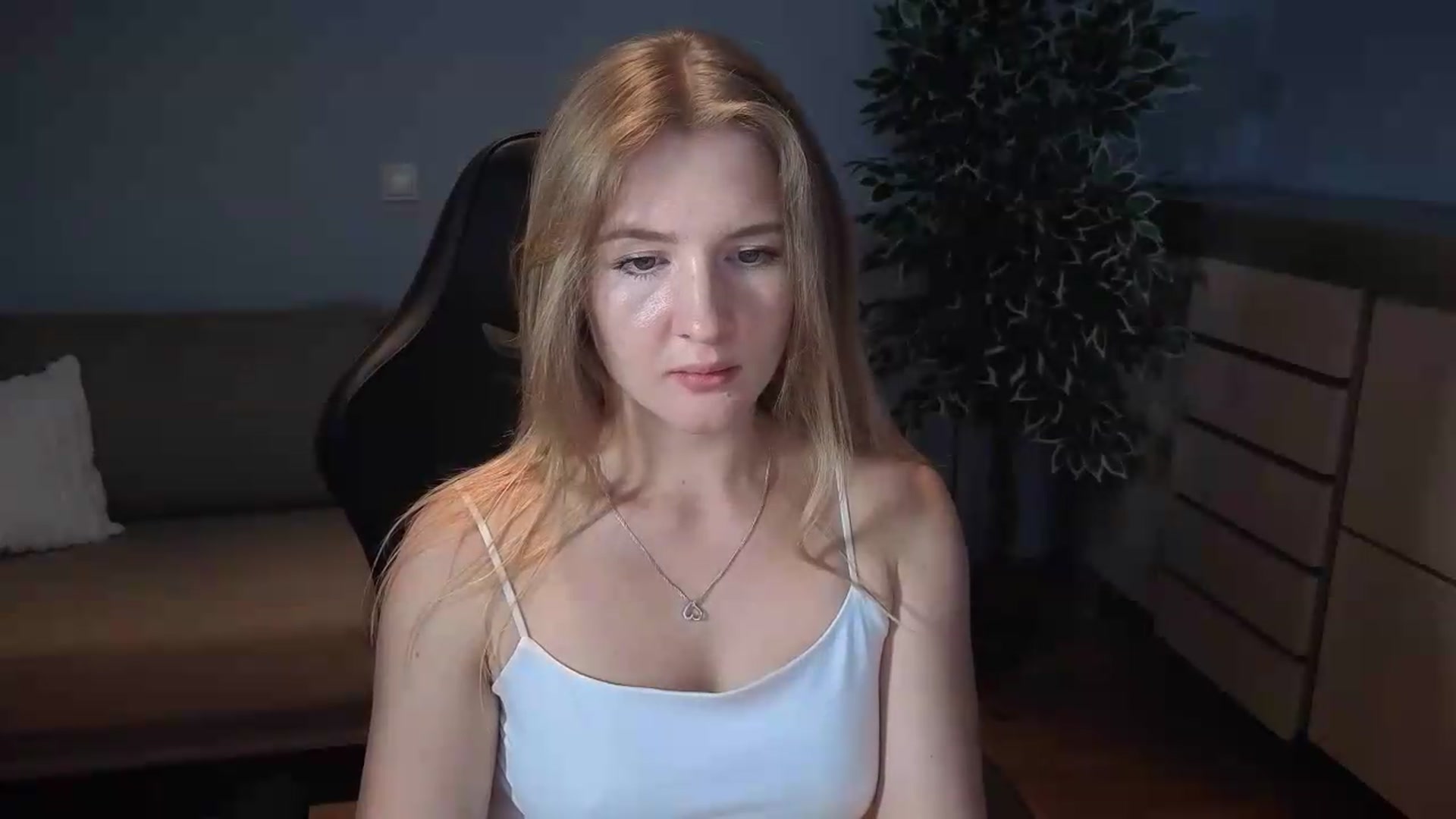 Gallery image thumbnail from AliceSi's myfreecams stream on, 07/19/2026, 15:24 image 4 of 20