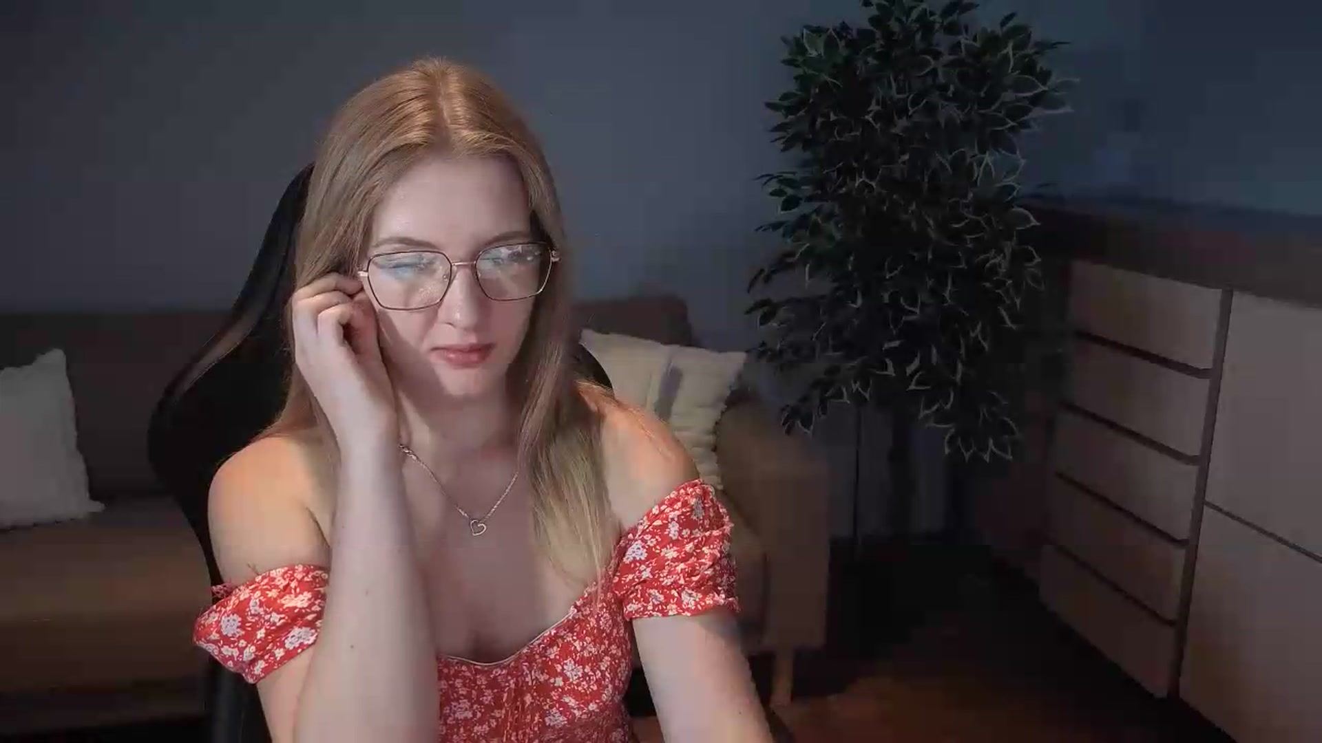 Gallery image thumbnail from AliceSi's myfreecams stream on, 07/21/2026, 15:10 image 2 of 20