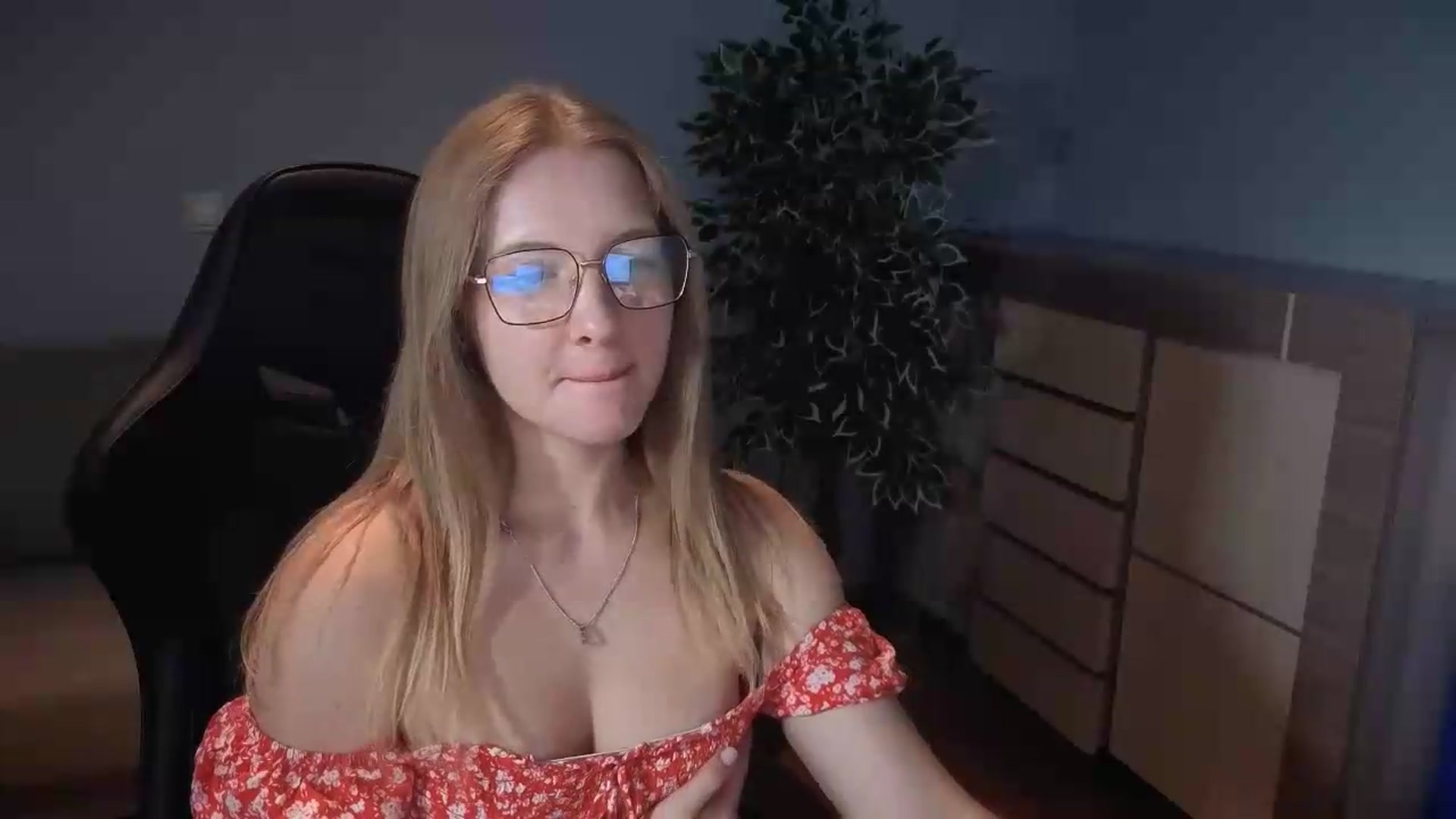 Gallery image thumbnail from AliceSi's myfreecams stream on, 07/21/2026, 16:44 image 2 of 20