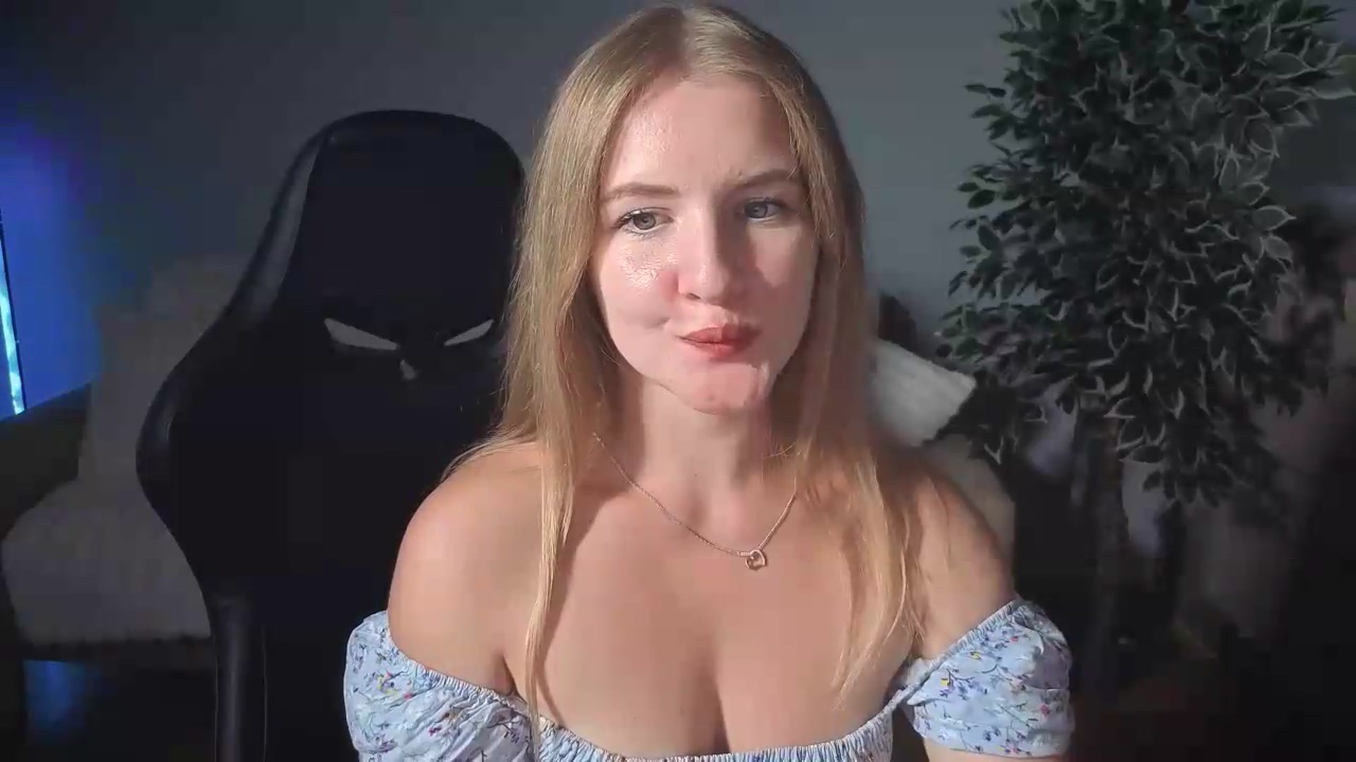 Gallery image thumbnail from AliceSi's myfreecams stream on, 08/20/2026, 12:54 image 16 of 20