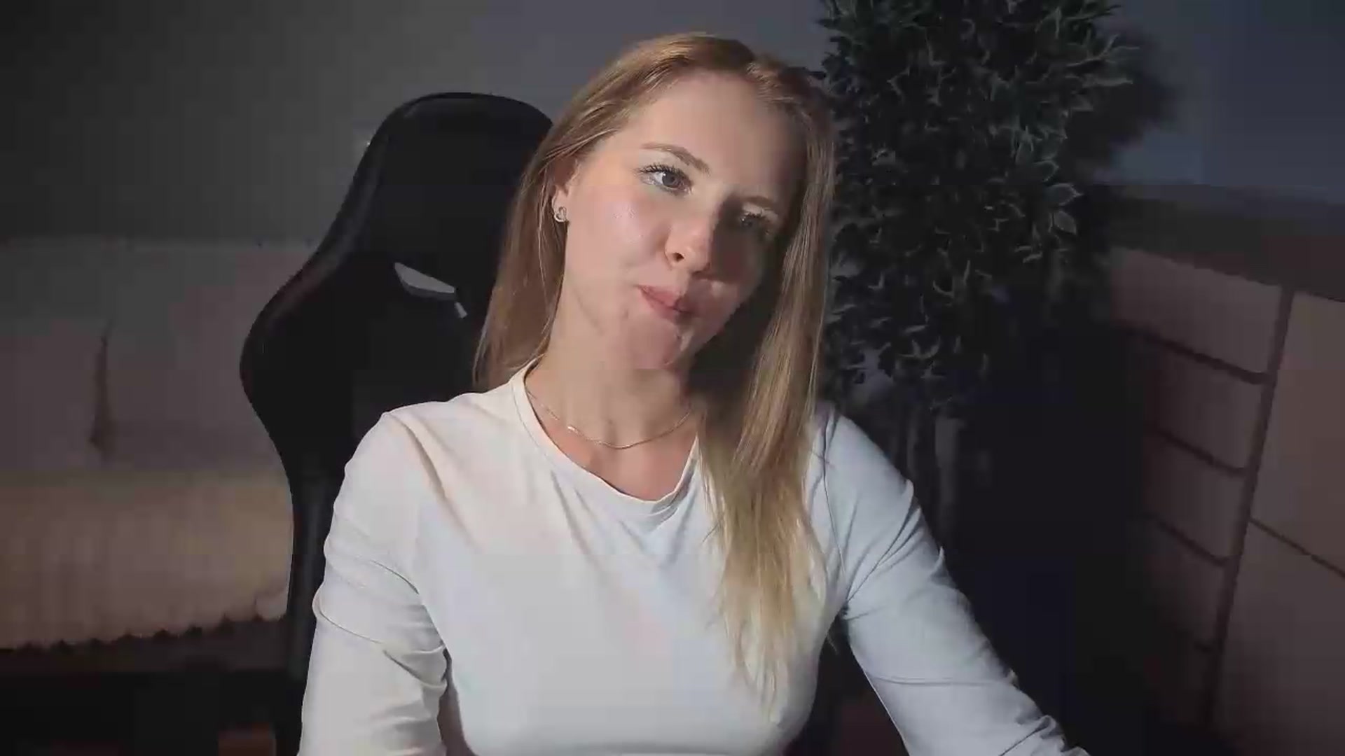 Gallery image thumbnail from AliceSi's myfreecams stream on, 08/23/2026, 15:51 image 17 of 20