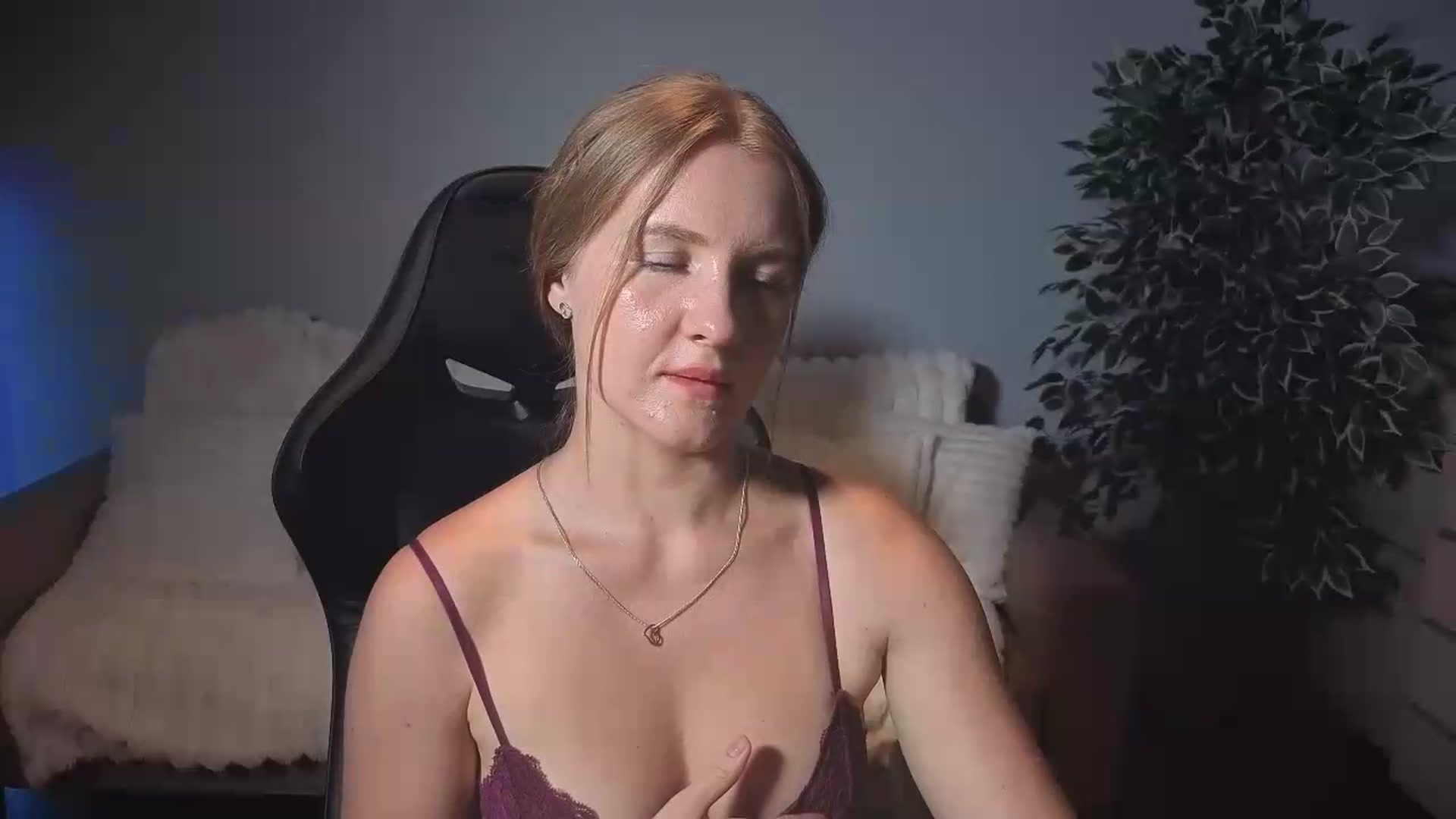 Gallery image thumbnail from AliceSi's myfreecams stream on, 08/25/2026, 16:36 image 13 of 20