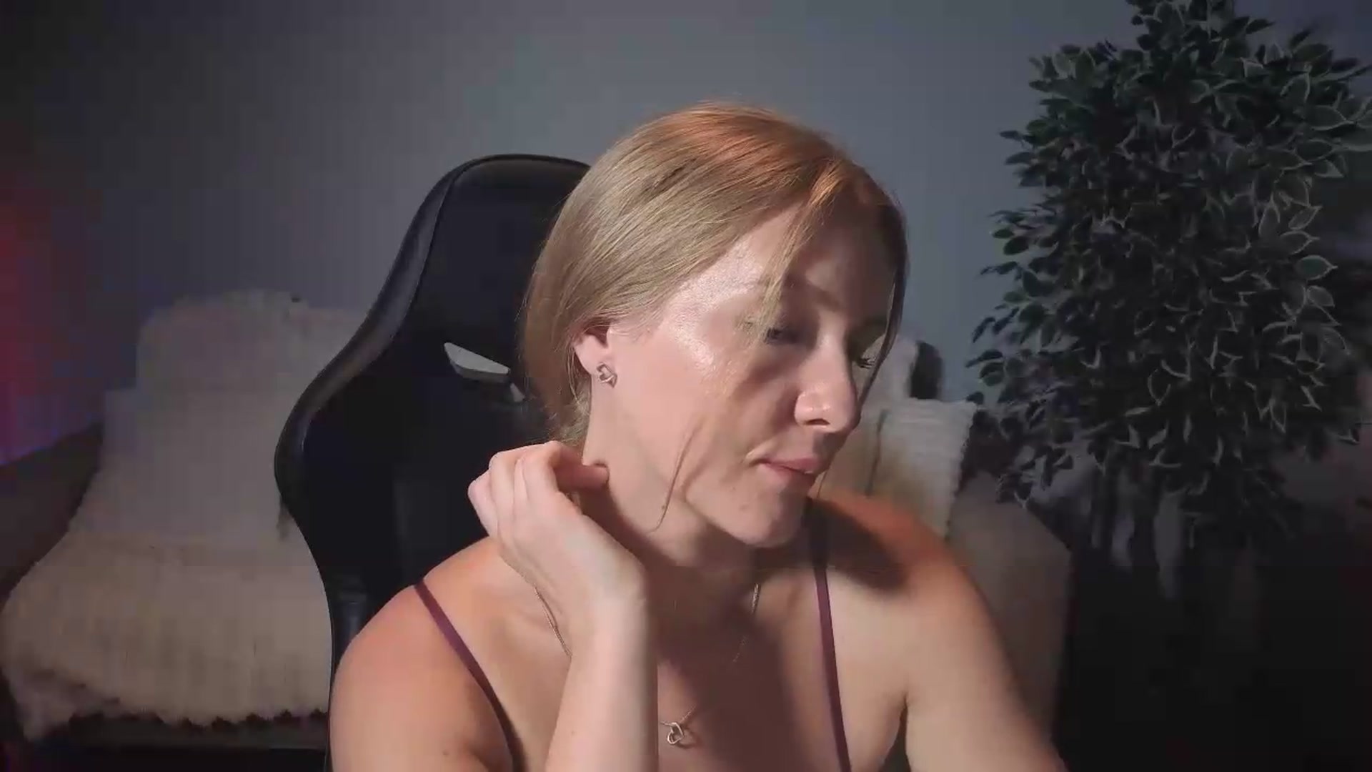 Gallery image thumbnail from AliceSi's myfreecams stream on, 08/25/2026, 16:36 image 18 of 20