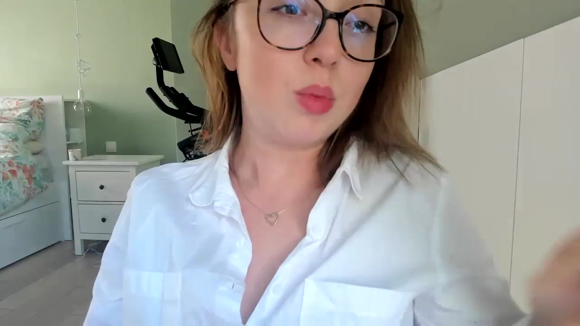 Gallery image thumbnail from AliceSmiley's myfreecams stream on, 10/13/2023, 11:01 image 2 of 20