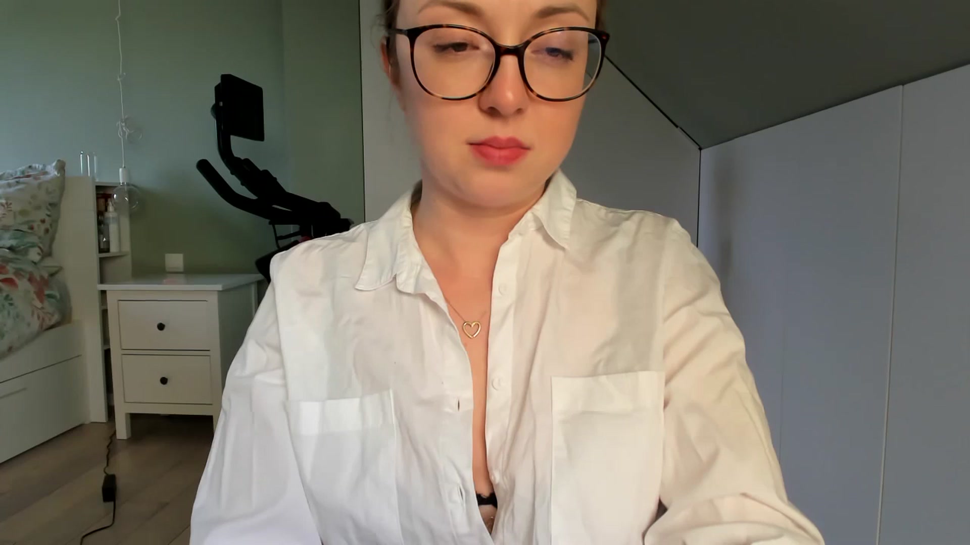 Gallery image thumbnail from AliceSmiley's myfreecams stream on, 02/02/2024, 13:29 image 17 of 20