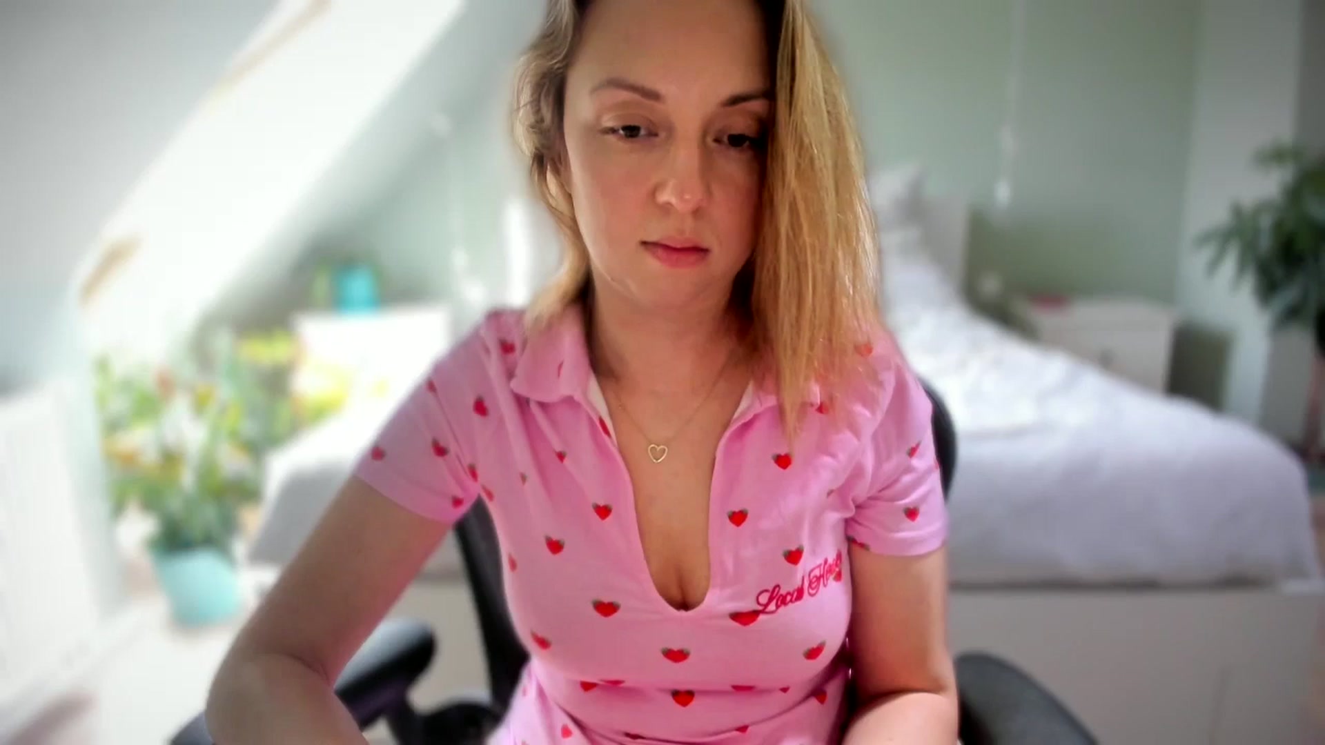 Gallery image thumbnail from AliceSmiley's myfreecams stream on, 04/11/2024, 11:15 image 19 of 20