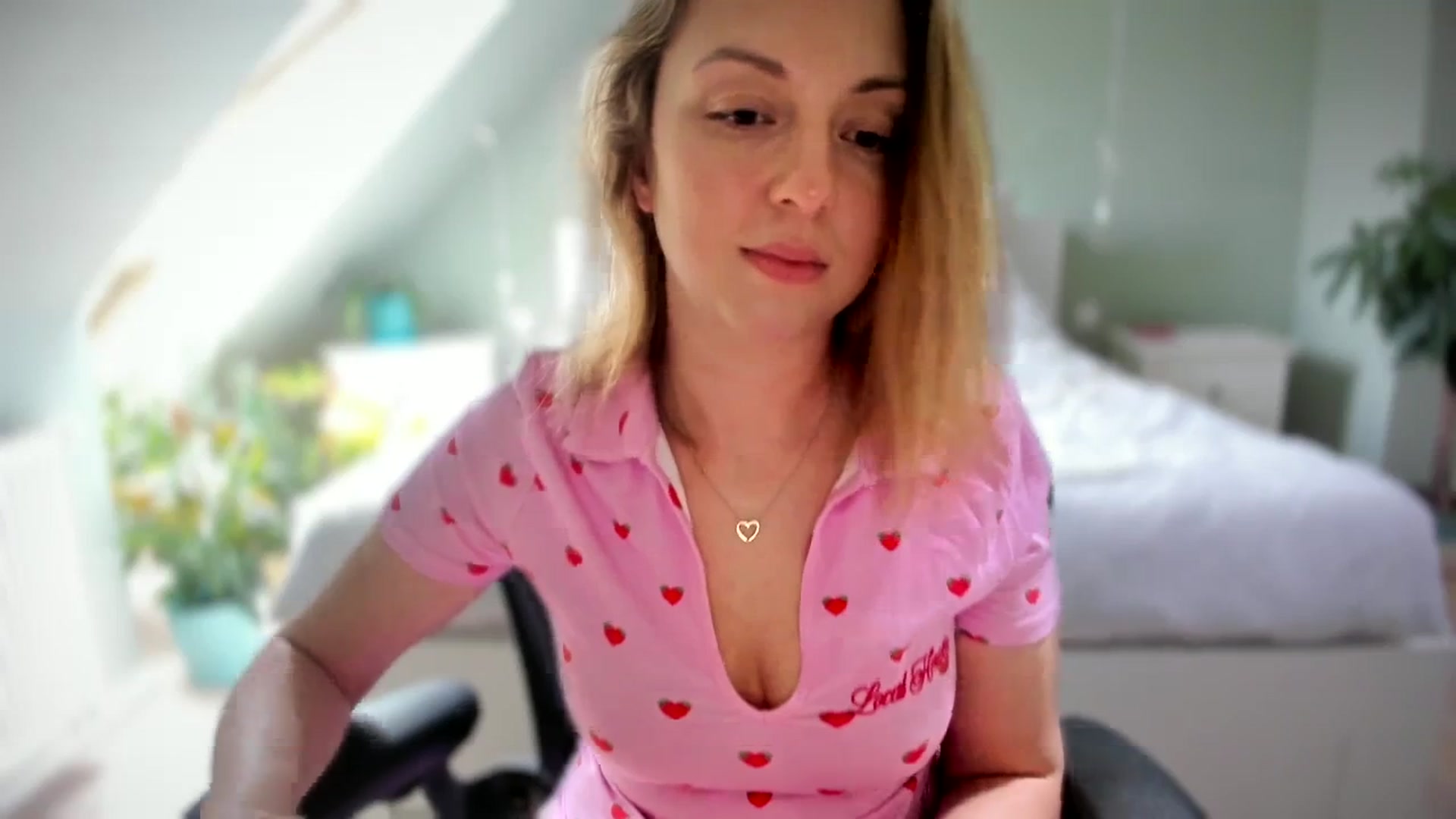 Gallery image thumbnail from AliceSmiley's myfreecams stream on, 04/11/2024, 11:15 image 20 of 20