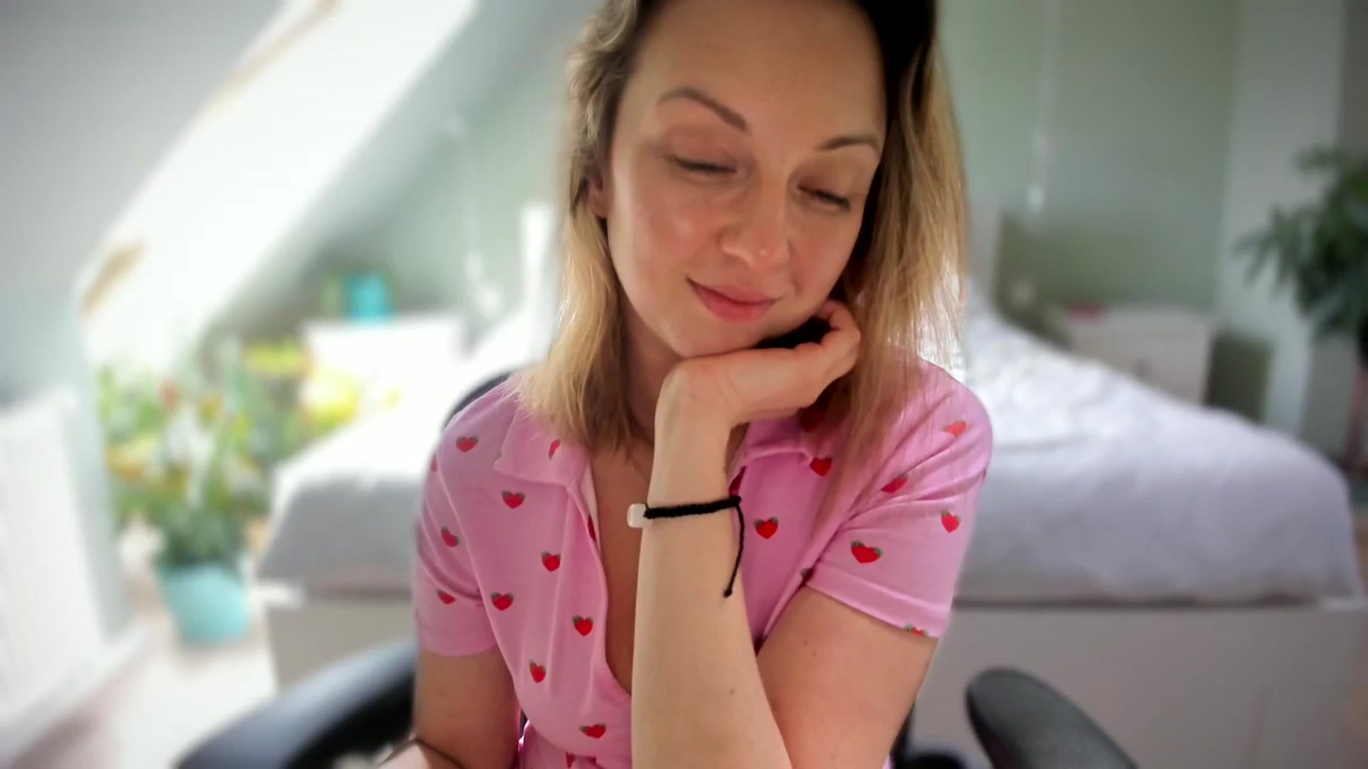Gallery image thumbnail from AliceSmiley's myfreecams stream on, 04/11/2024, 11:15 image 17 of 20