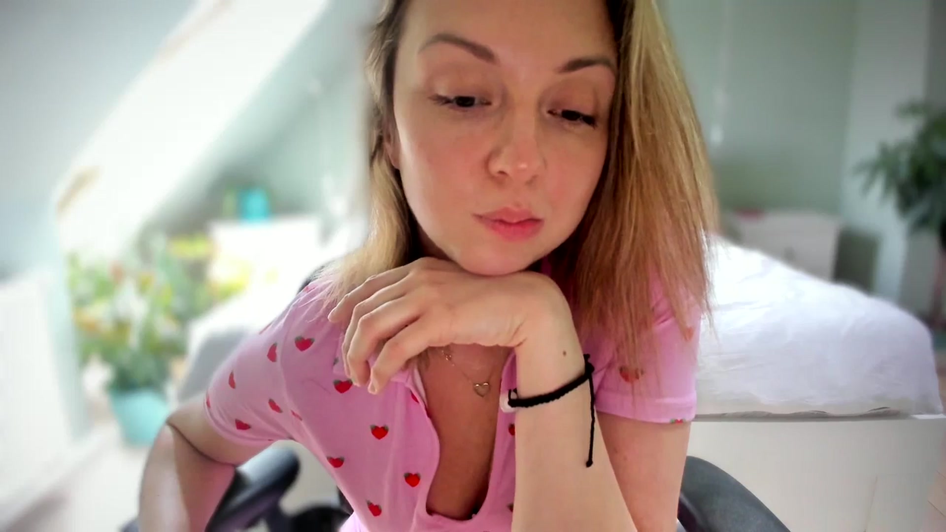 Gallery image thumbnail from AliceSmiley's myfreecams stream on, 04/11/2024, 11:15 image 16 of 20