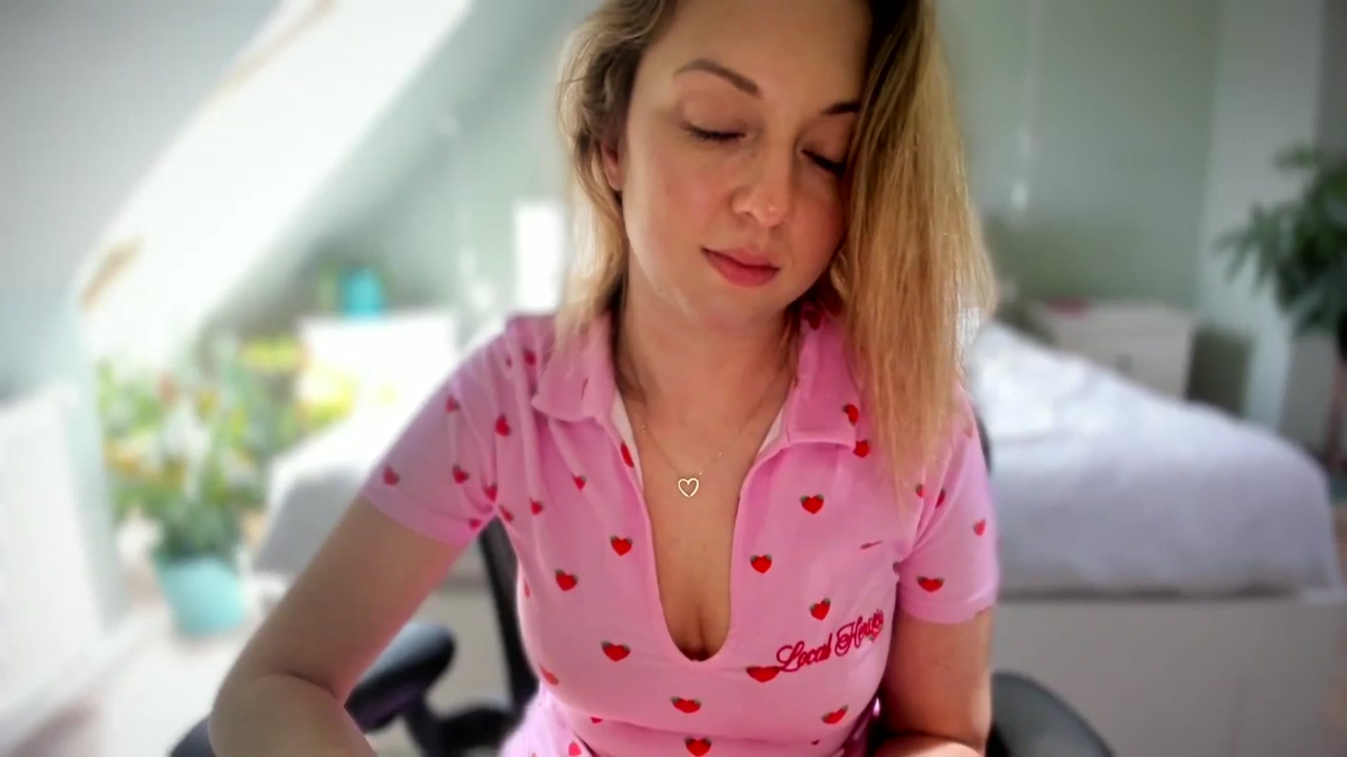 Gallery image thumbnail from AliceSmiley's myfreecams stream on, 04/11/2024, 11:15 image 18 of 20