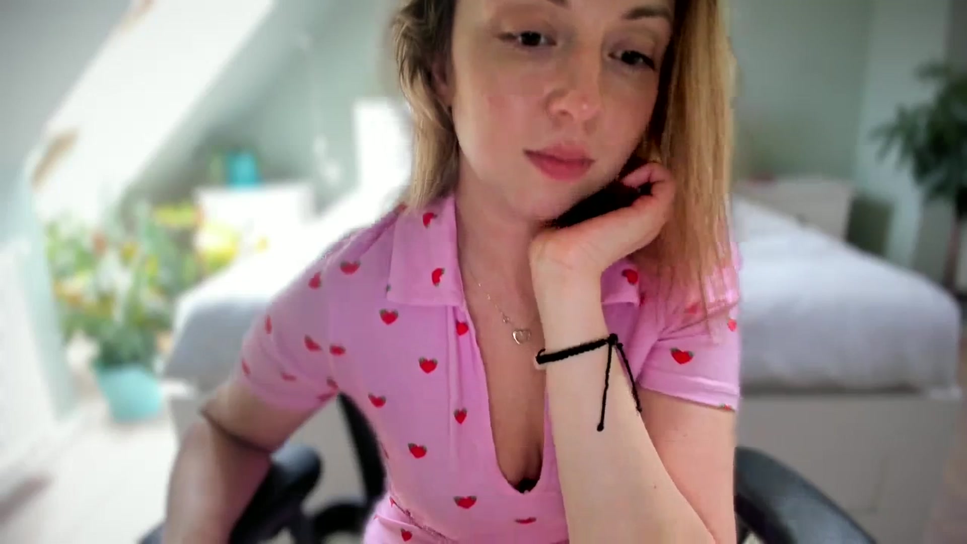 Gallery image thumbnail from AliceSmiley's myfreecams stream on, 04/11/2024, 12:44 image 6 of 20