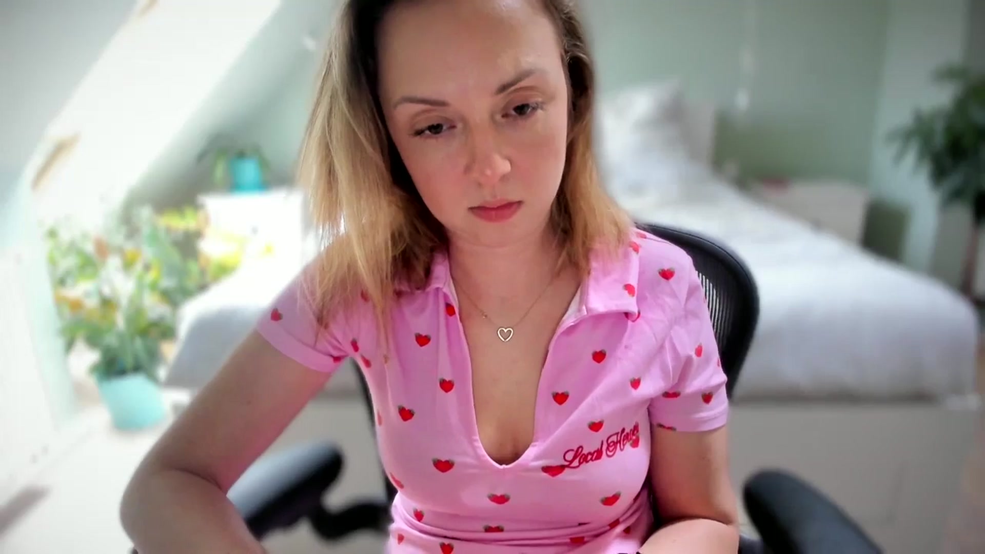 Gallery image thumbnail from AliceSmiley's myfreecams stream on, 04/11/2024, 12:44 image 7 of 20