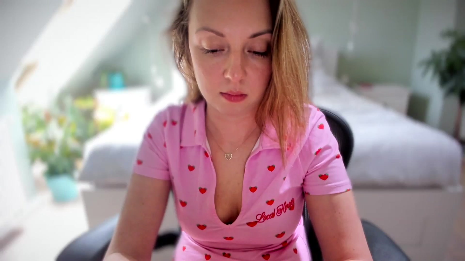 Gallery image thumbnail from AliceSmiley's myfreecams stream on, 04/11/2024, 12:44 image 4 of 20