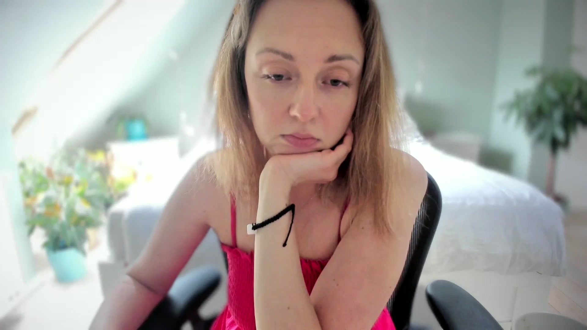 Gallery image thumbnail from AliceSmiley's myfreecams stream on, 04/16/2024, 10:20 image 12 of 20