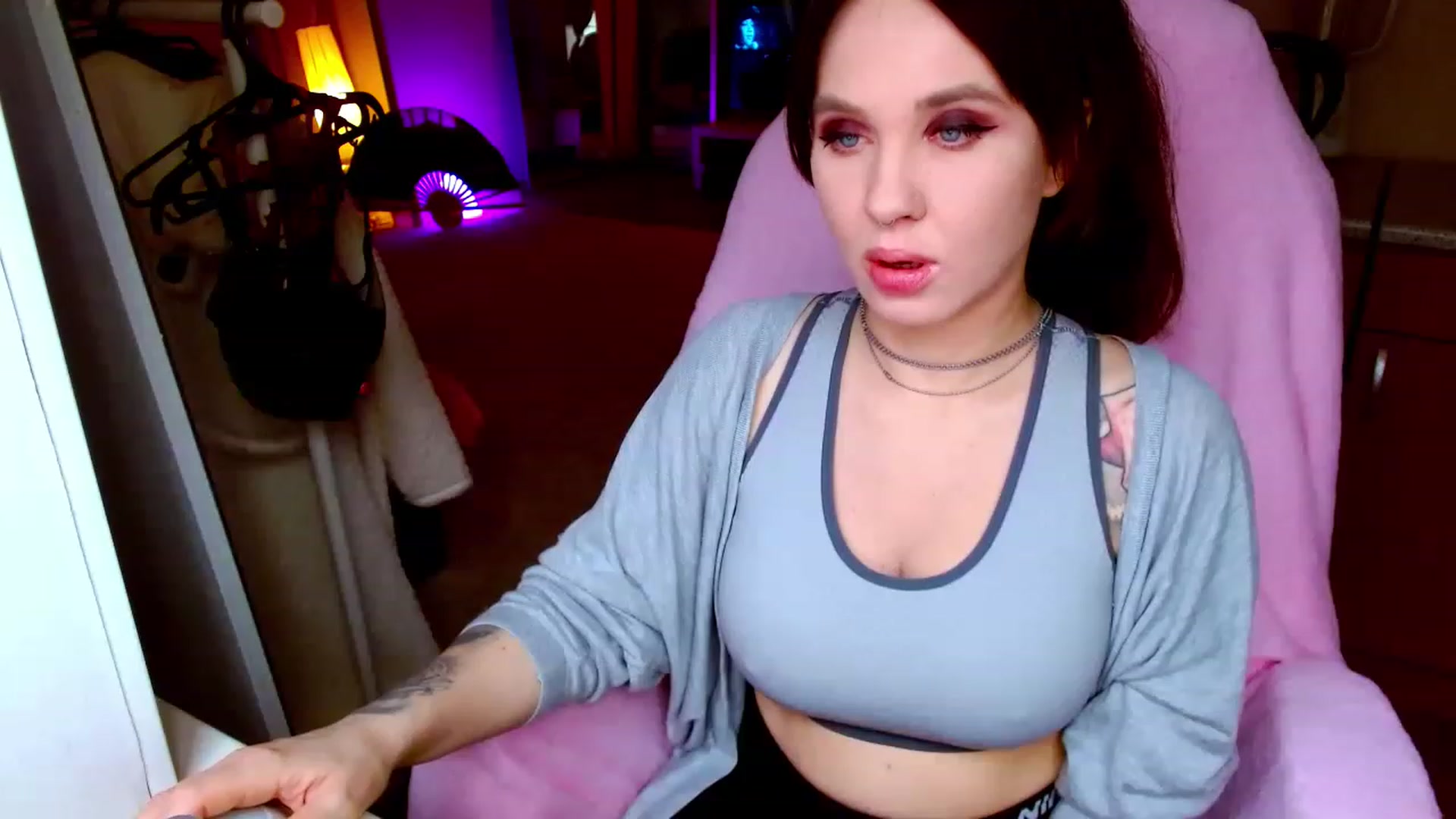 Gallery image thumbnail from AliceStarborn's myfreecams stream on, 04/23/2023, 12:08 image 7 of 20
