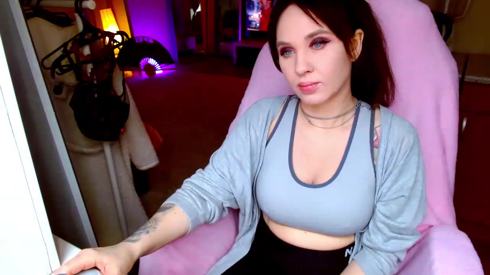 Gallery image thumbnail from AliceStarborn's myfreecams stream on, 04/23/2023, 12:08 image 5 of 20