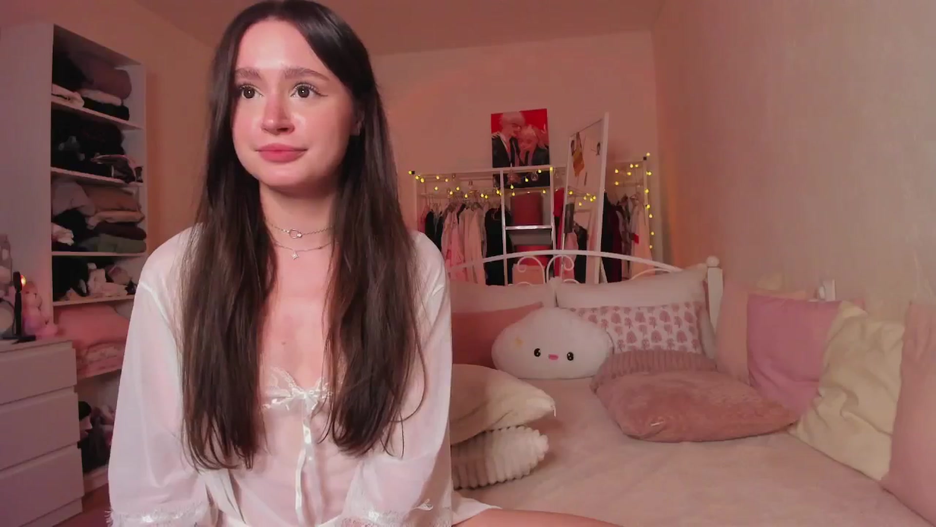 Gallery image thumbnail from AliceXsweeT's myfreecams stream on, 11/08/2024, 17:37 image 18 of 20