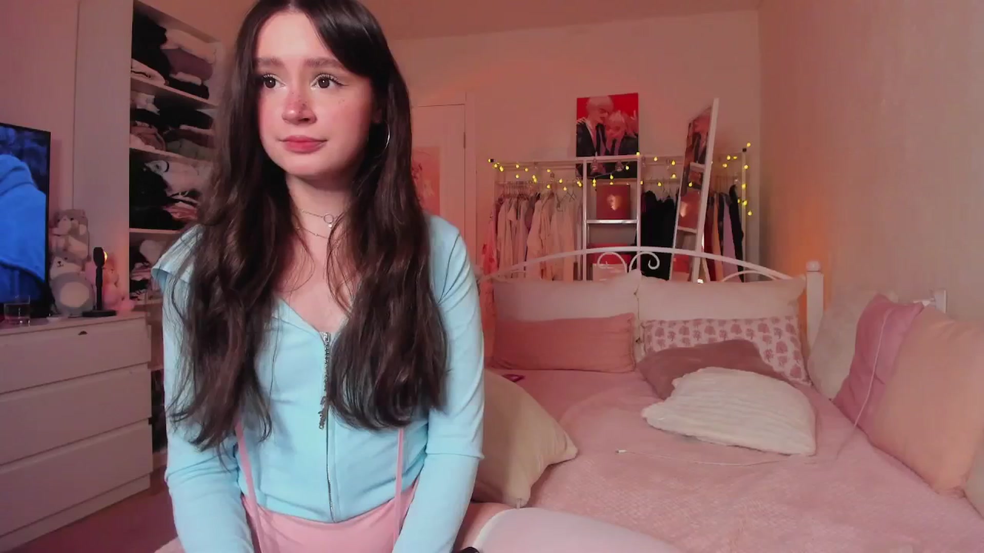 Gallery image thumbnail from AliceXsweeT's myfreecams stream on, 12/18/2024, 17:41 image 19 of 20