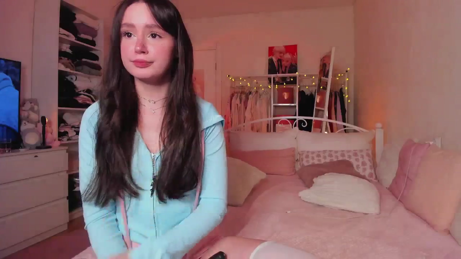 Gallery image thumbnail from AliceXsweeT's myfreecams stream on, 12/18/2024, 17:41 image 13 of 20