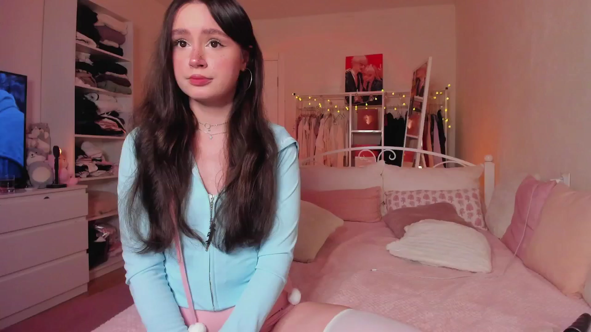 Gallery image thumbnail from AliceXsweeT's myfreecams stream on, 12/18/2024, 17:41 image 1 of 20