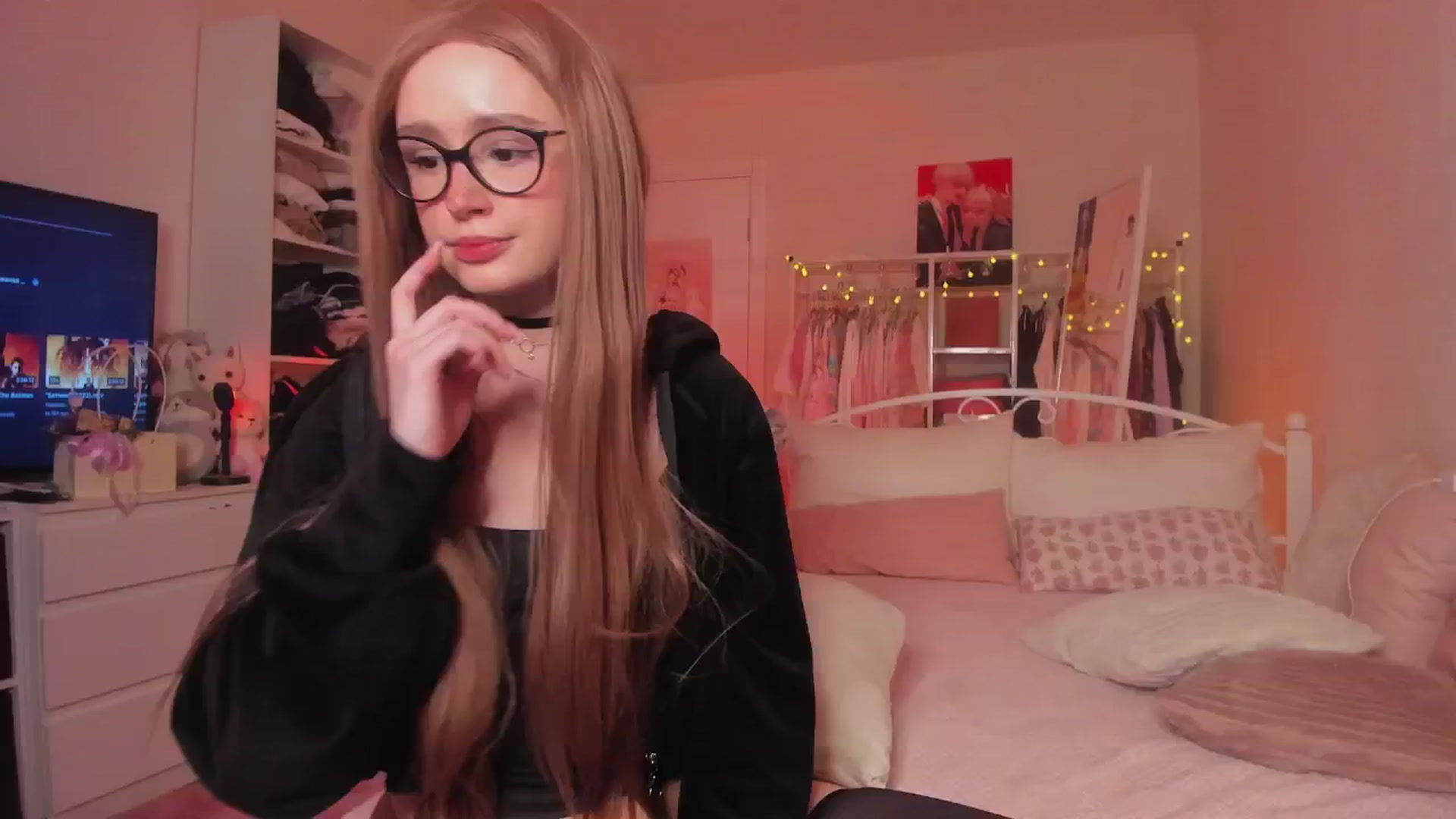 Gallery image thumbnail from AliceXsweeT's myfreecams stream on, 02/06/2025, 17:39 image 15 of 20
