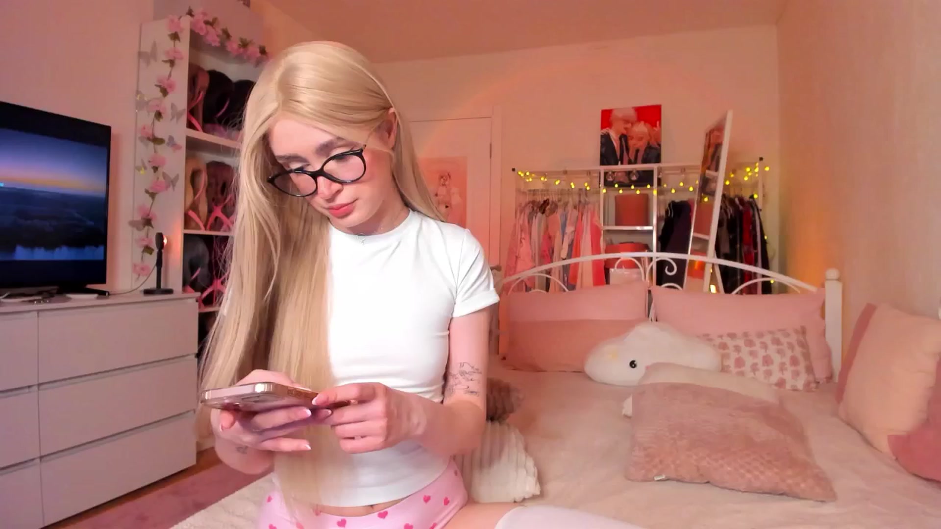 Gallery image thumbnail from AliceXsweeT's myfreecams stream on, 05/29/2025, 17:22 image 7 of 20