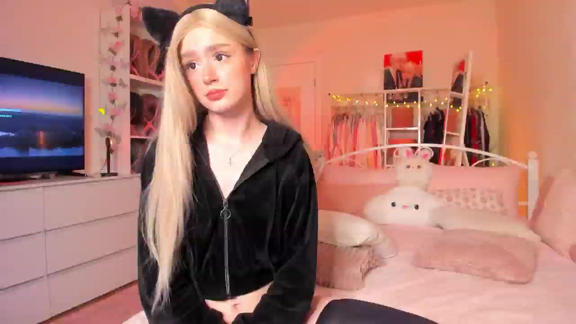 Gallery image thumbnail from AliceXsweeT's myfreecams stream on, 06/24/2025, 16:46 image 6 of 20