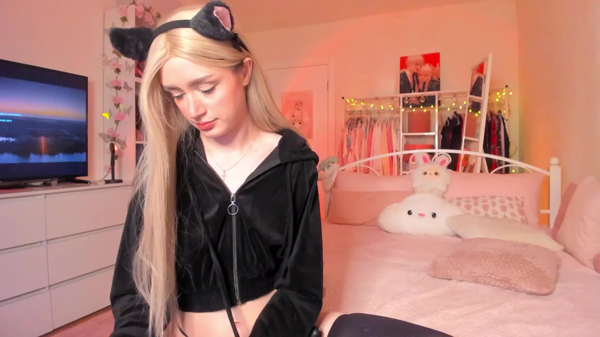 Gallery image thumbnail from AliceXsweeT's myfreecams stream on, 06/24/2025, 17:20 image 15 of 20