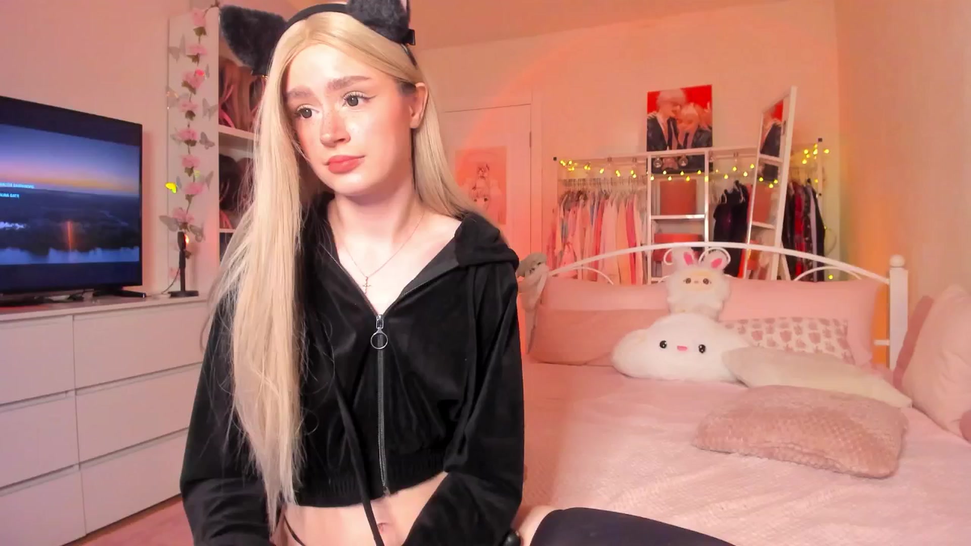 Gallery image thumbnail from AliceXsweeT's myfreecams stream on, 06/24/2025, 17:20 image 16 of 20