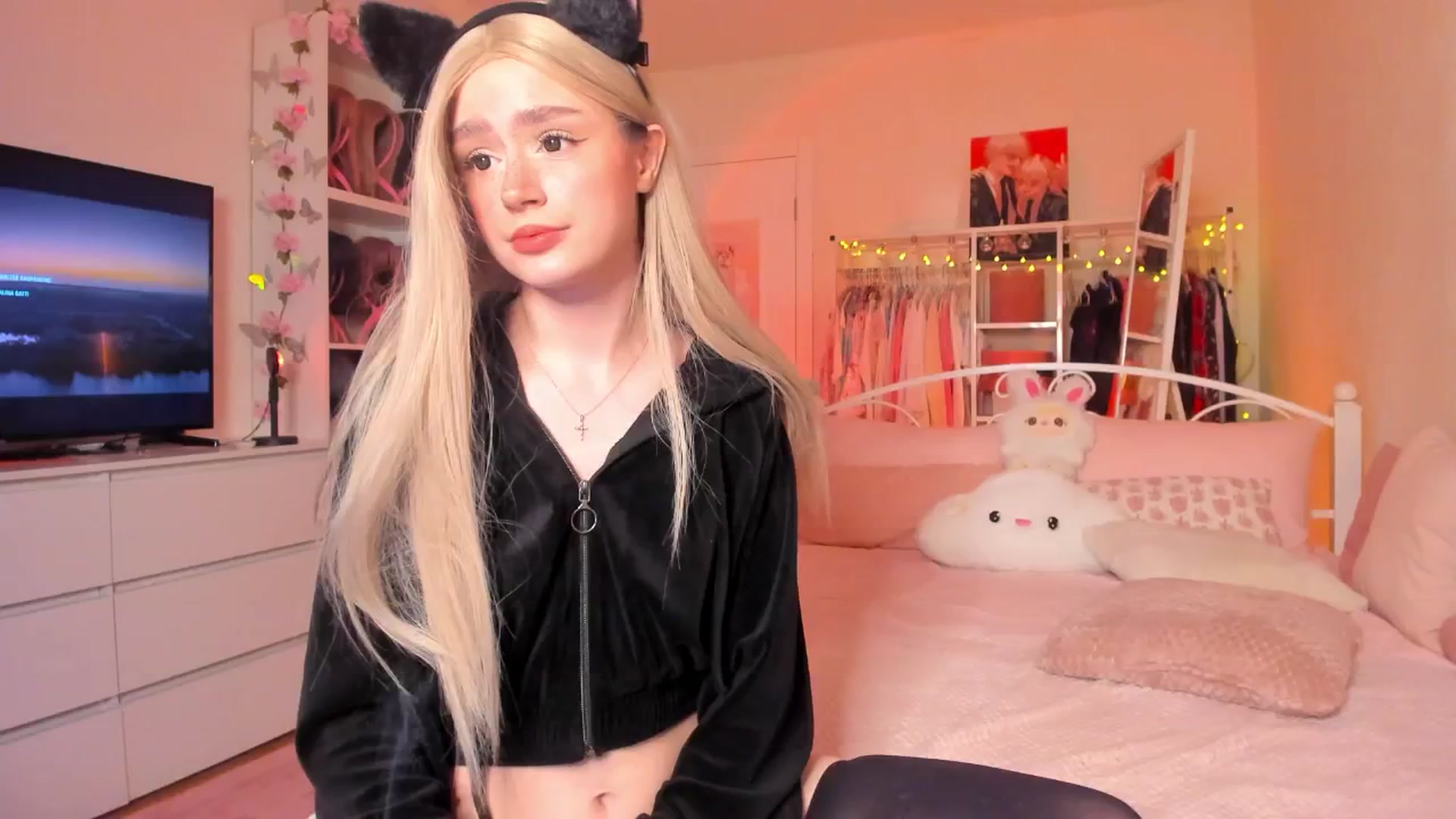 Gallery image thumbnail from AliceXsweeT's myfreecams stream on, 06/24/2025, 17:20 image 3 of 20