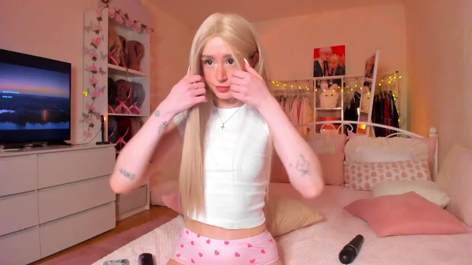 Gallery image thumbnail from AliceXsweeT's myfreecams stream on, 07/18/2025, 18:03 image 1 of 20