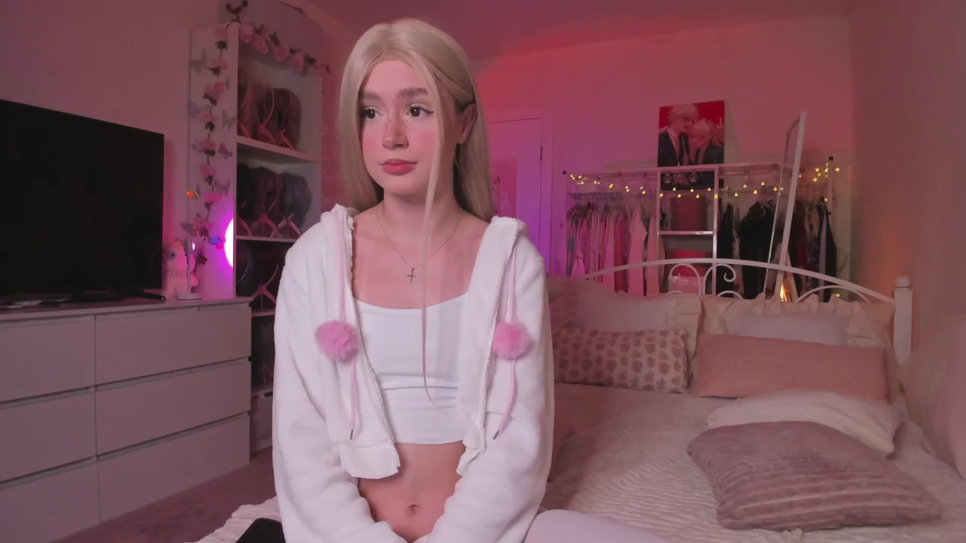 Gallery image thumbnail from AliceXsweeT's myfreecams stream on, 09/15/2025, 15:57 image 4 of 20