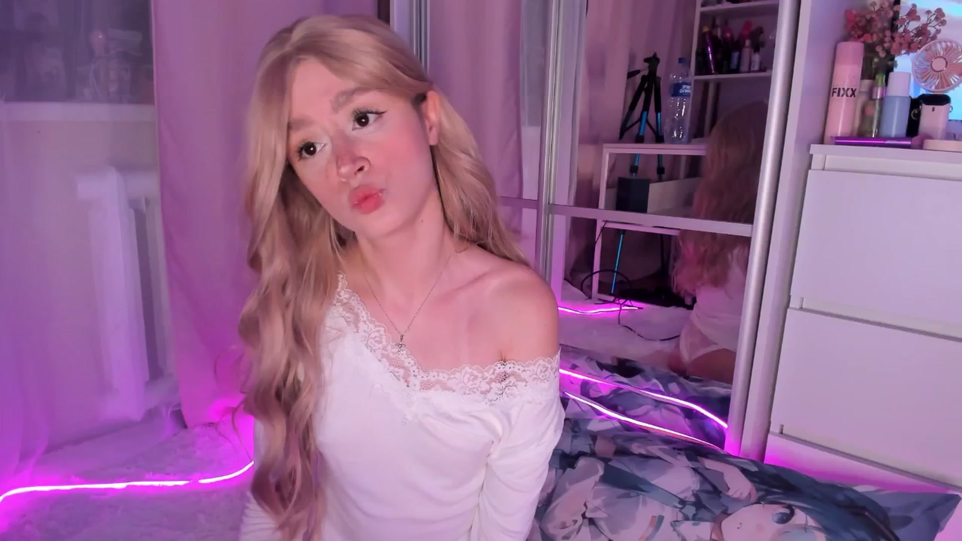 Gallery image thumbnail from AliceXsweeT's myfreecams stream on, 10/22/2025, 17:57 image 6 of 20