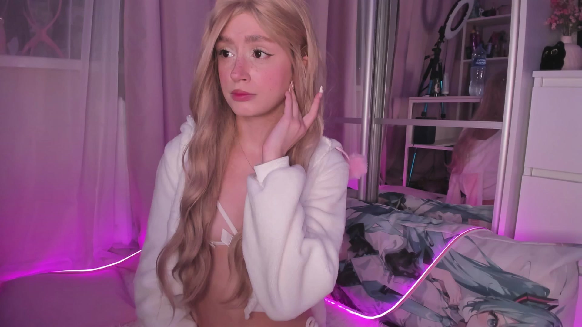 Gallery image thumbnail from AliceXsweeT's myfreecams stream on, 11/14/2025, 18:26 image 11 of 20