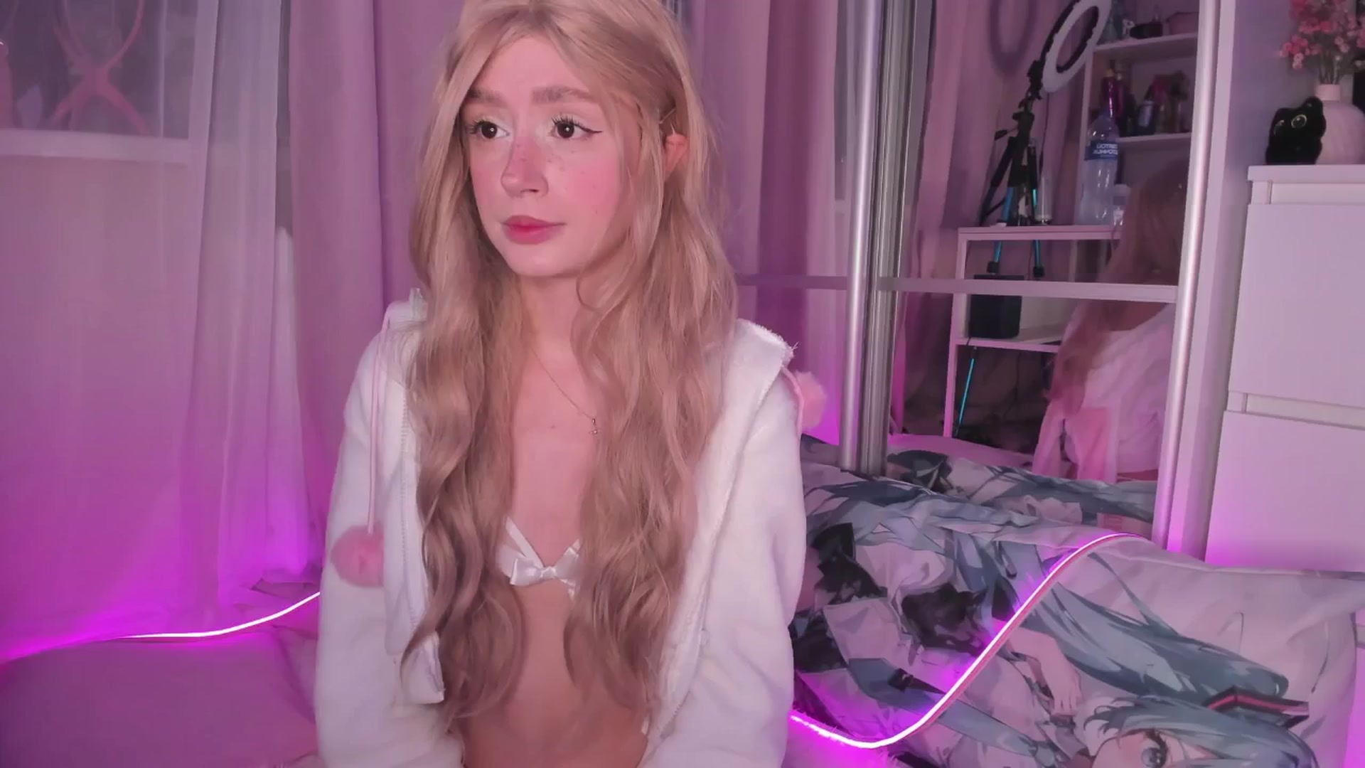 Gallery image thumbnail from AliceXsweeT's myfreecams stream on, 11/14/2025, 18:26 image 5 of 20