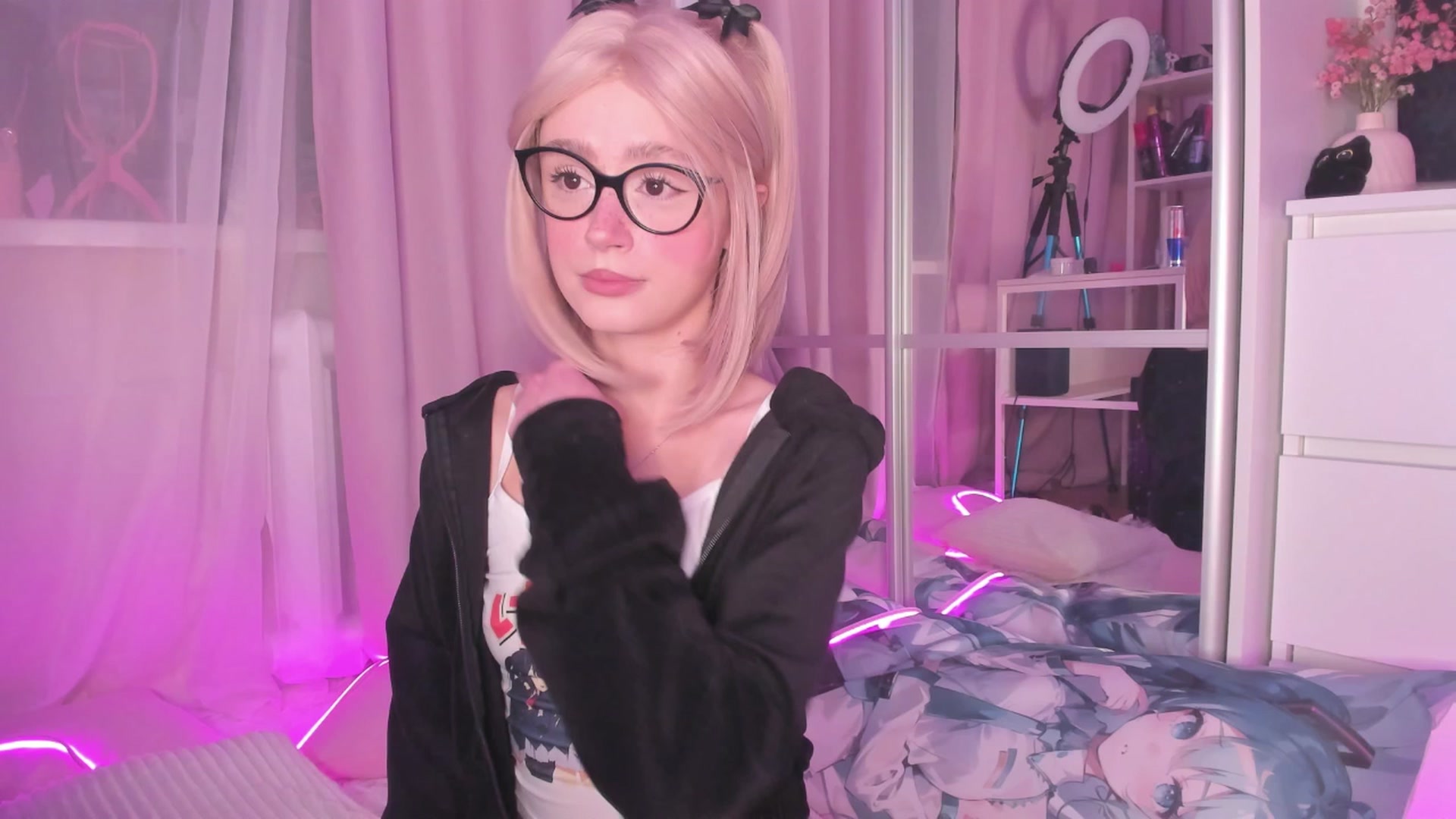 Gallery image thumbnail from AliceXsweeT's myfreecams stream on, 11/25/2025, 16:38 image 15 of 20