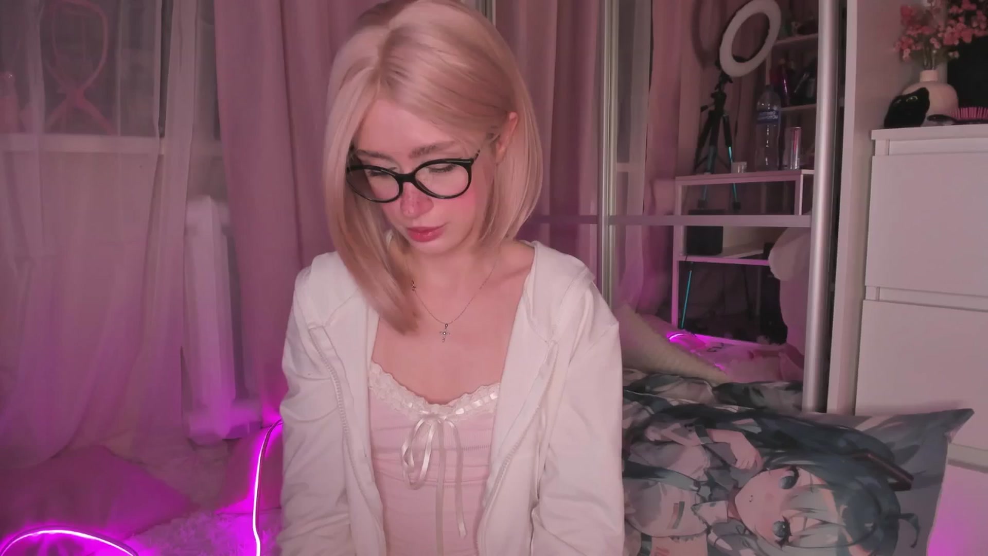 Gallery image thumbnail from AliceXsweeT's myfreecams stream on, 11/27/2025, 18:04 image 1 of 20