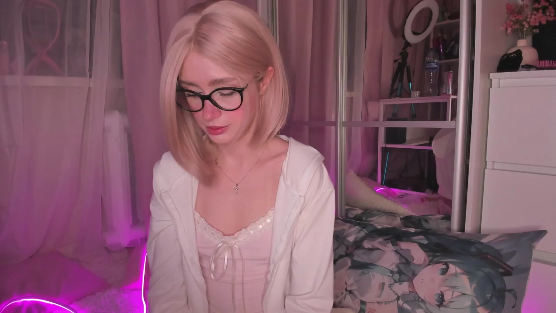 Gallery image thumbnail from AliceXsweeT's myfreecams stream on, 11/27/2025, 18:04 image 6 of 20