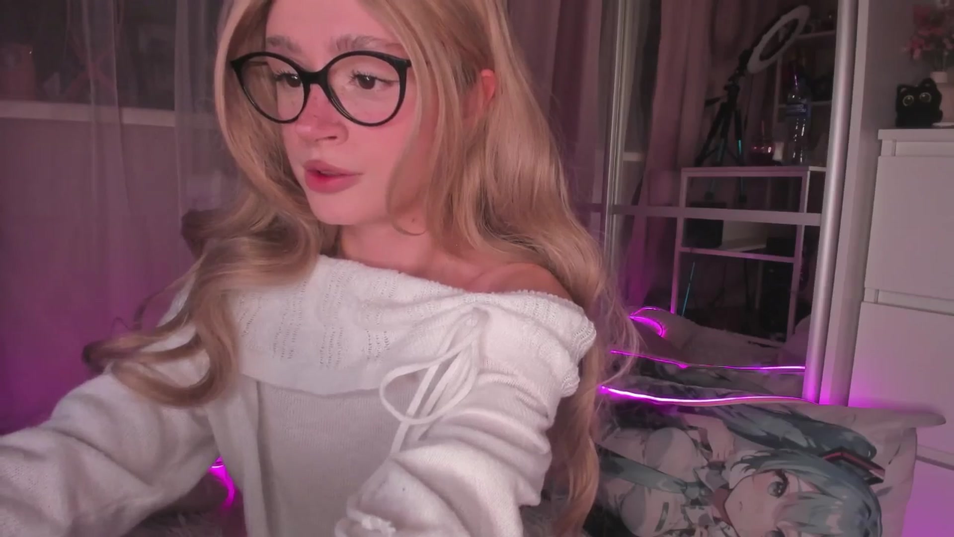Gallery image thumbnail from AliceXsweeT's myfreecams stream on, 12/10/2025, 16:38 image 4 of 20