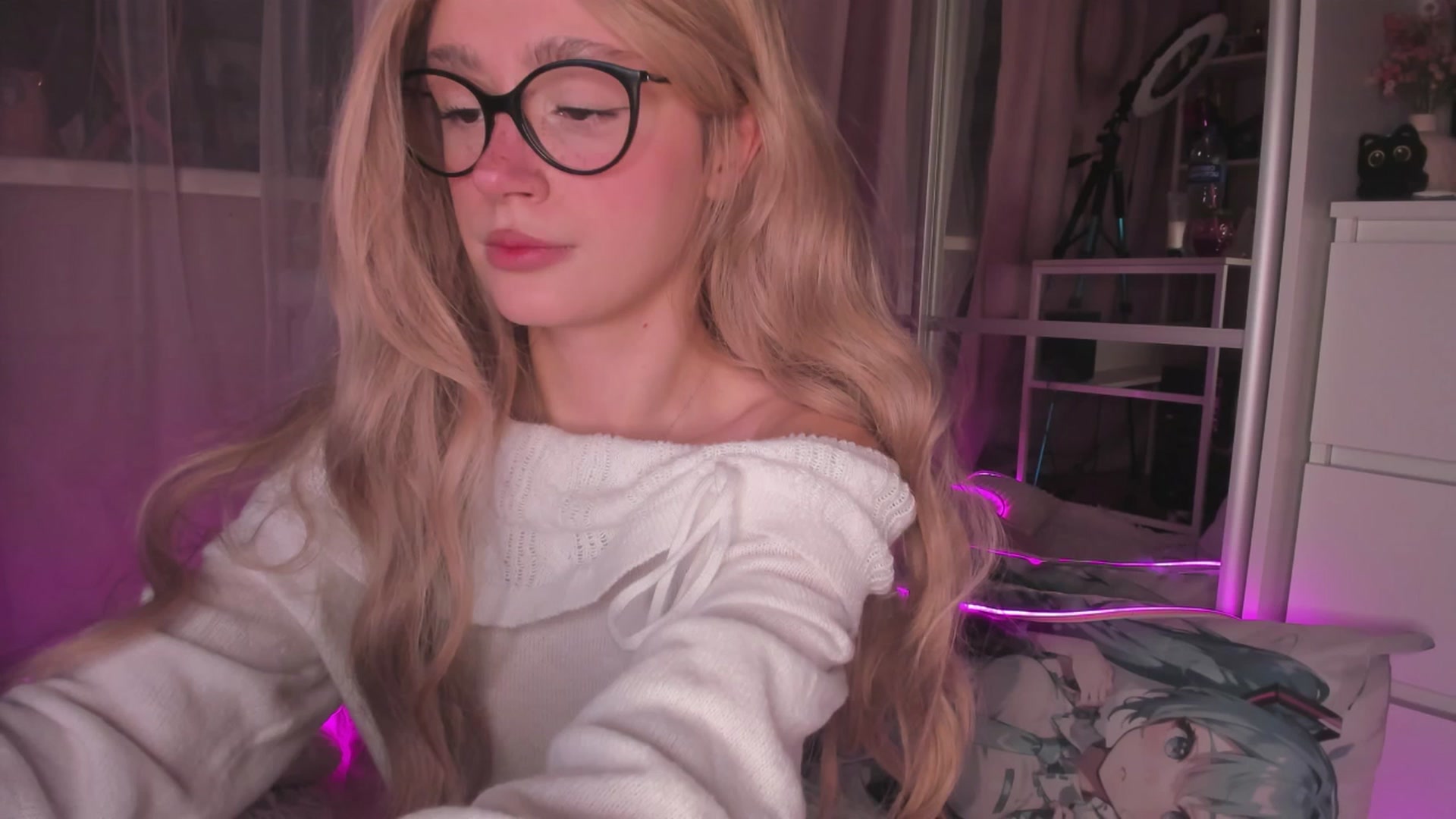 Gallery image thumbnail from AliceXsweeT's myfreecams stream on, 12/10/2025, 16:38 image 20 of 20