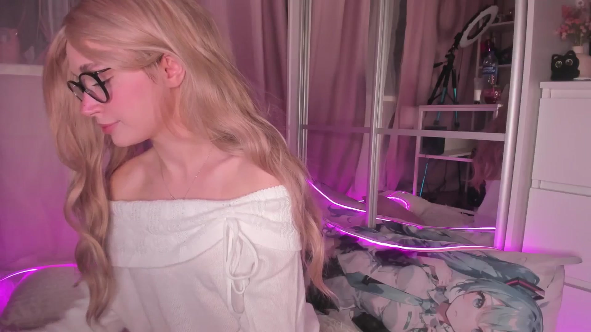 Gallery image thumbnail from AliceXsweeT's myfreecams stream on, 12/10/2025, 16:38 image 14 of 20