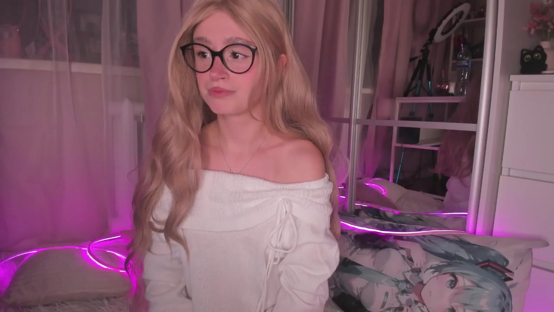 Gallery image thumbnail from AliceXsweeT's myfreecams stream on, 12/10/2025, 16:38 image 3 of 20