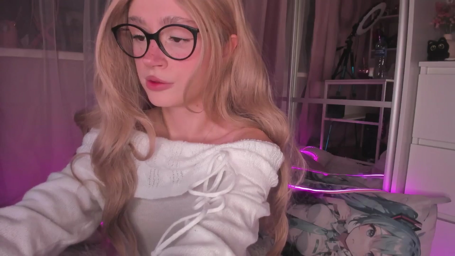 Gallery image thumbnail from AliceXsweeT's myfreecams stream on, 12/10/2025, 16:38 image 5 of 20
