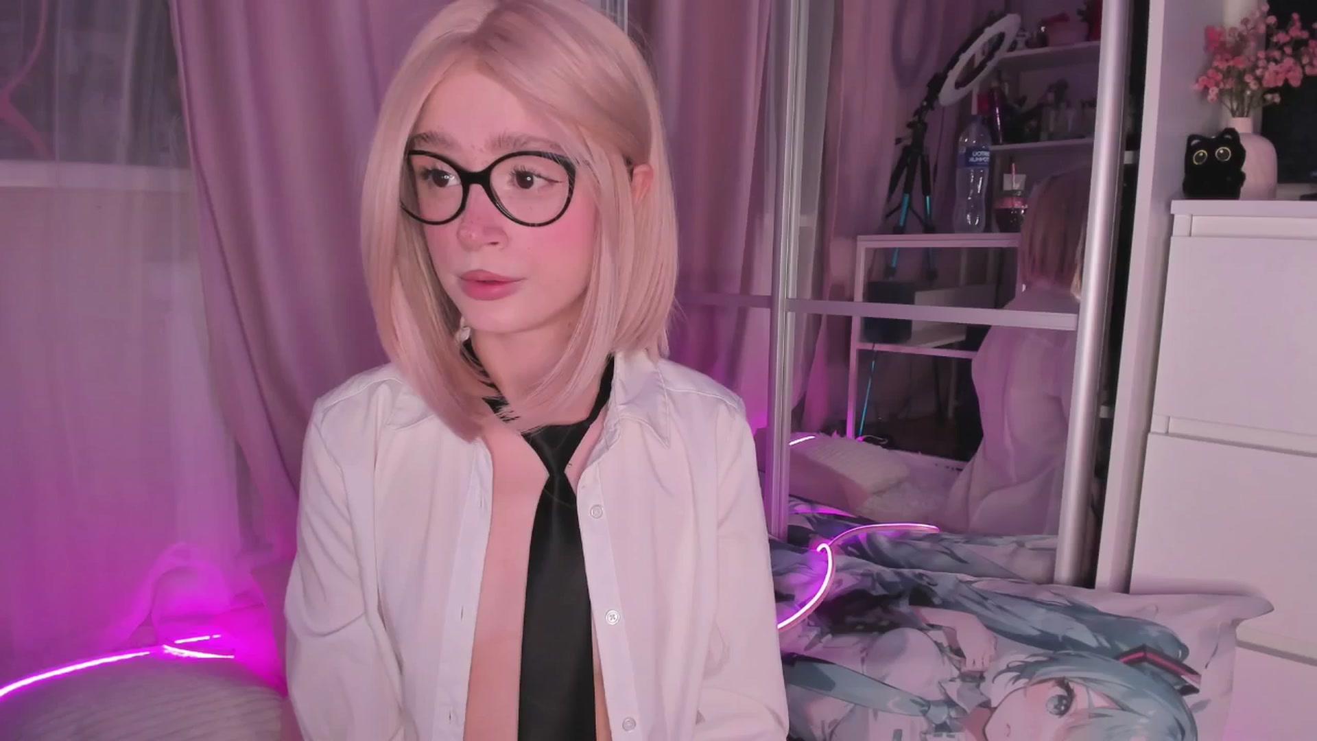 Gallery image thumbnail from AliceXsweeT's myfreecams stream on, 12/17/2025, 16:23 image 10 of 20