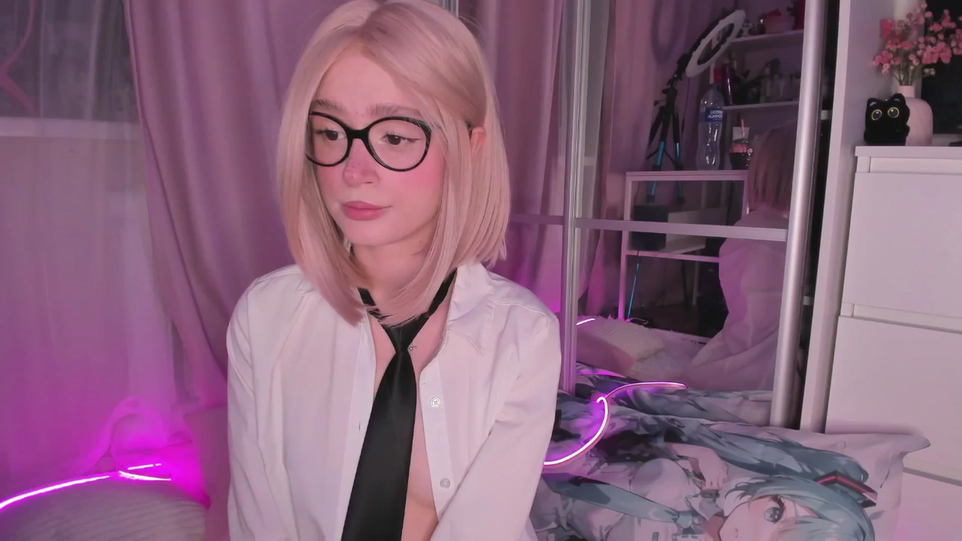 Gallery image thumbnail from AliceXsweeT's myfreecams stream on, 12/17/2025, 16:23 image 16 of 20