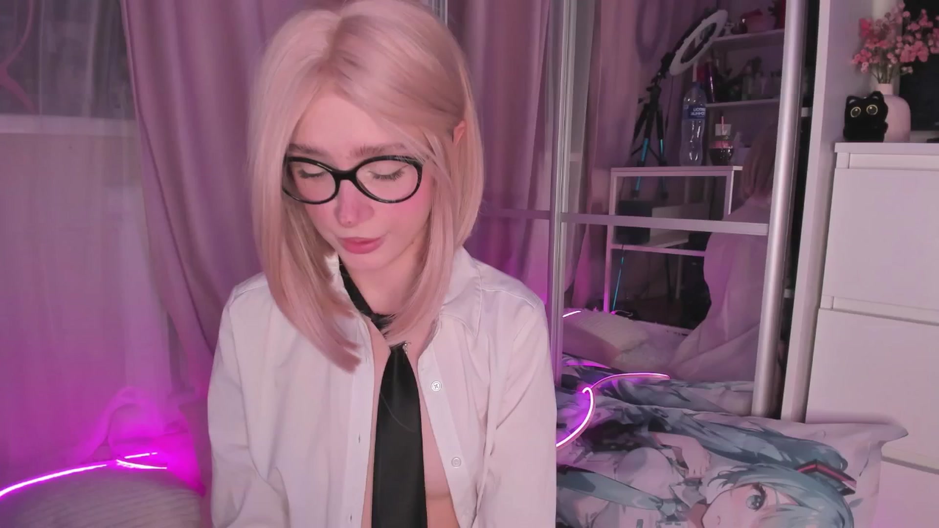 Gallery image thumbnail from AliceXsweeT's myfreecams stream on, 12/17/2025, 16:23 image 12 of 20